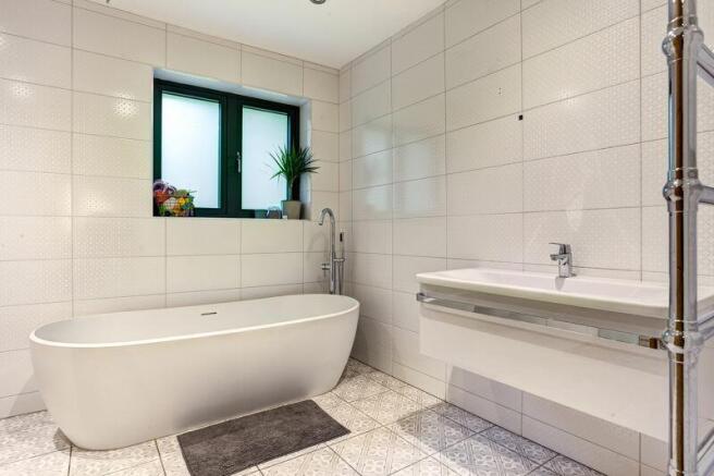 FAMILY BATHROOM