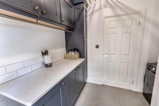 4 bed Semi-Detached for sale Image 11