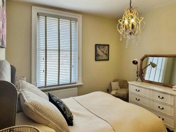 3 bed Flat for sale Image 6