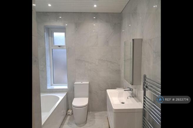 3 bed Flat to rent Image 11