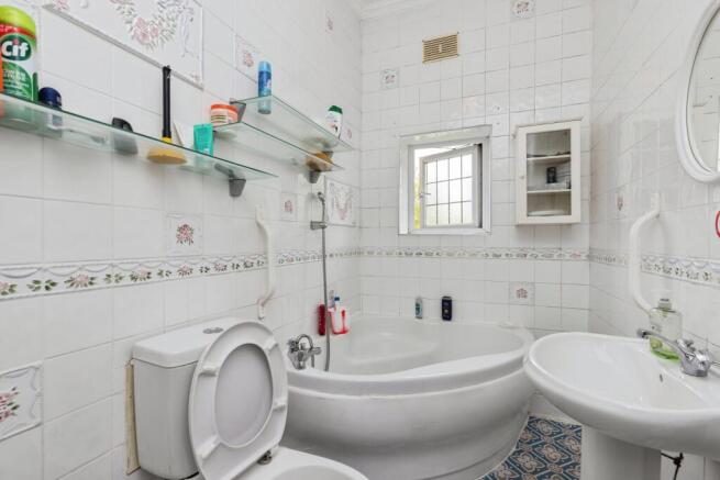 5 bed Semi-Detached for sale Image 11