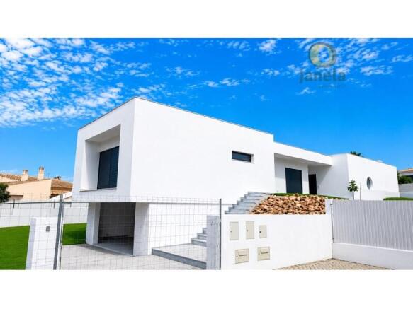 NEW Contemporary villa with overflow pool