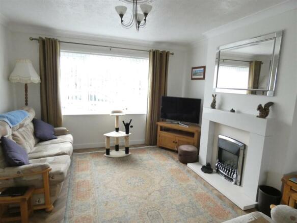 LOUNGE/DINING ROOM