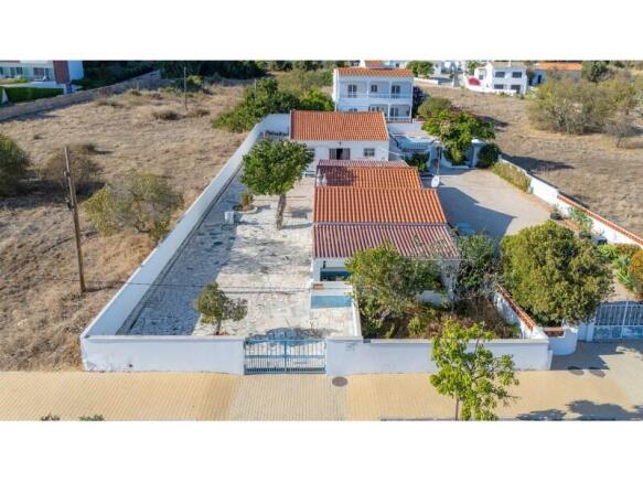 2 Villas + Warehouse with an area of 1831m² in Meia Praia, Lagos