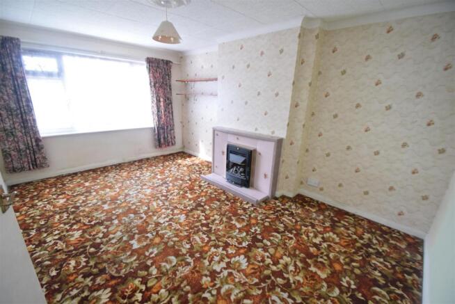 25 Farmlands Way  lounge.JPG