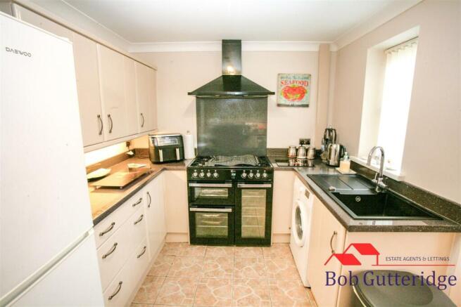 "L" SHAPED FITTED KITCHEN / DINER