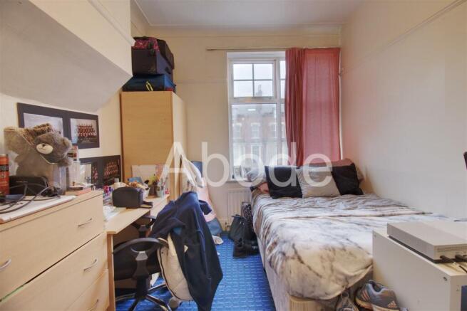 8 bed House to rent Image 9