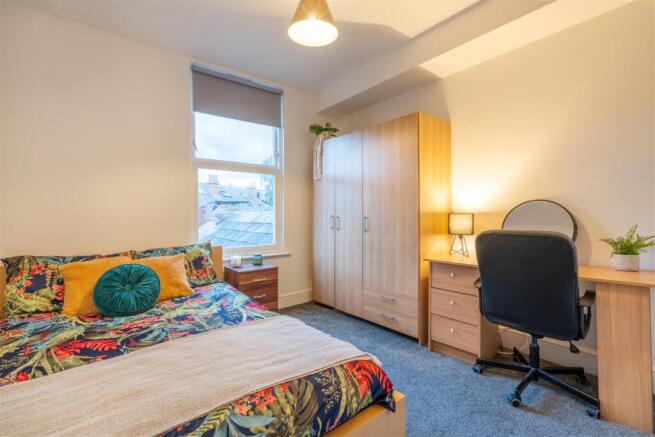 4 bed House to rent Image 6