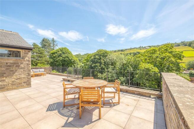 5 bed Detached for sale Image 4