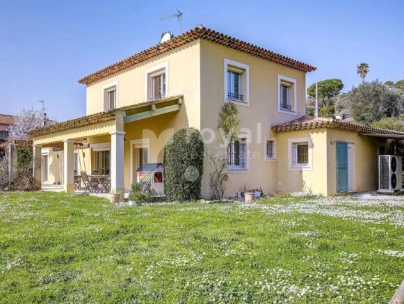 Landscaped garden in villa with pool in Mougins