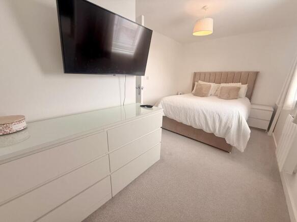 2 bed Apartment to rent Image 4