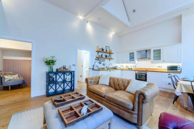 10-8483434-Interior2-800.jpg