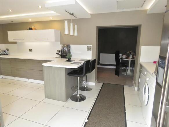 KITCHEN/BREAKFAST ROOM