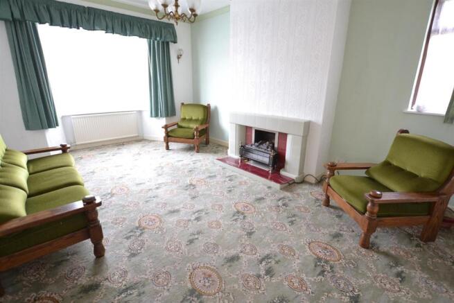 MAIN LIVING ROOM