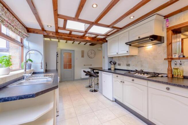 8384034-interior16-800.jpg