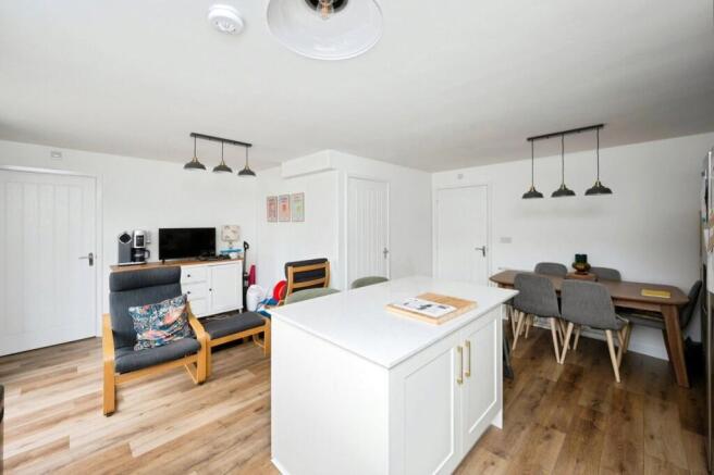 4 bed Detached for sale Image 9