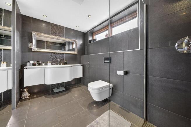 3 bed Apartment for sale Image 8