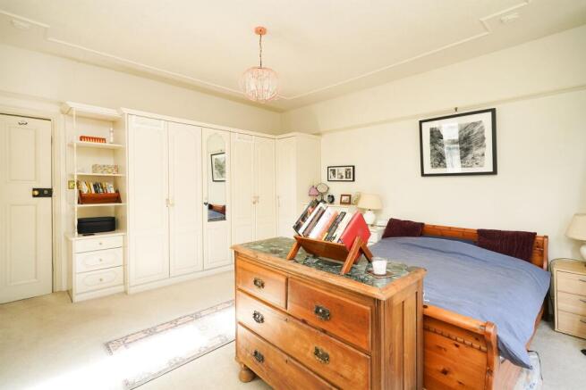 5 bed Semi-Detached for sale Image 9
