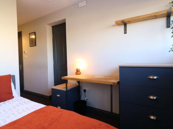 176 Sandy Lane Room 6 1.JPG