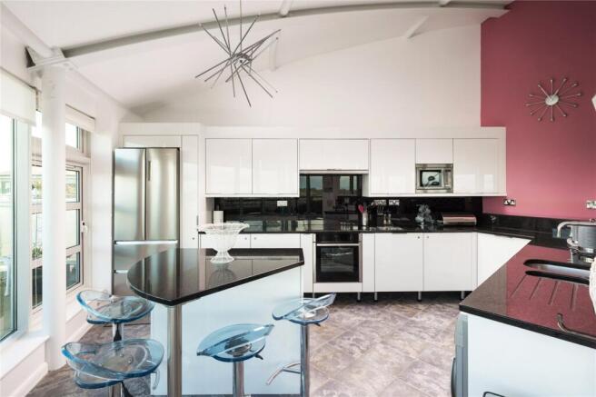 2 bed Penthouse for sale Image 6