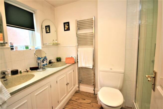 EN SUITE SHOWER ROOM: