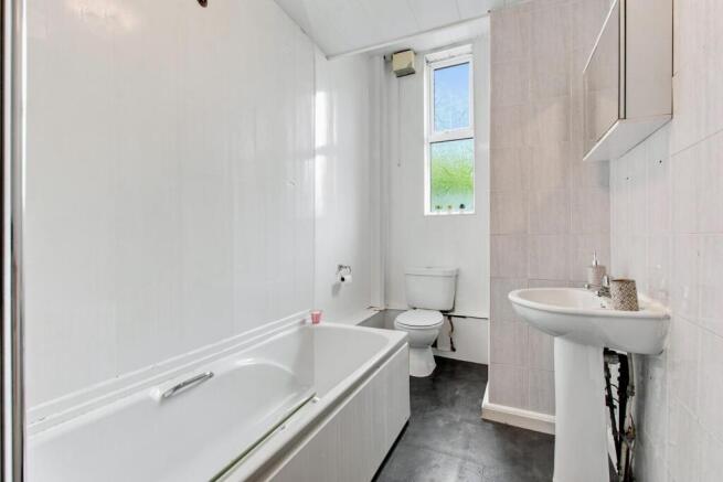 4 bed House to rent Image 10