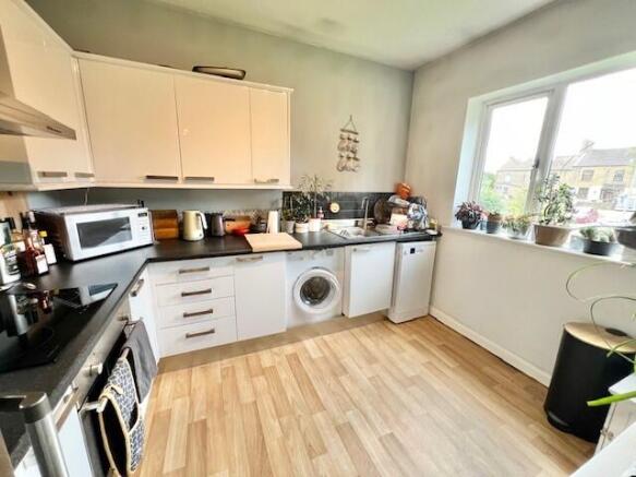 2 bed Apartment to rent Image 5