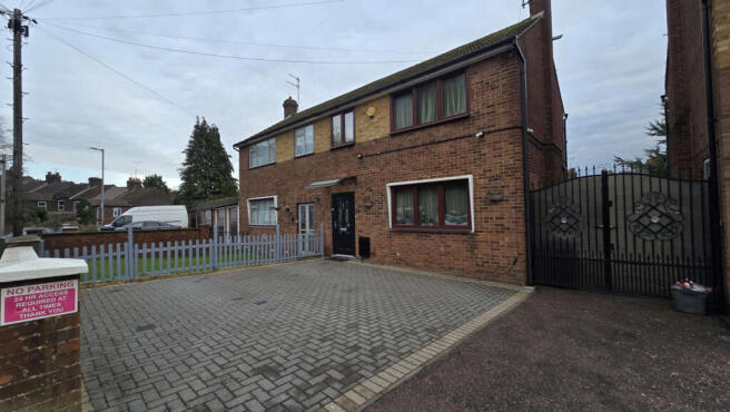 Beautiful & Spacious 2/3 bed Semi-detached house