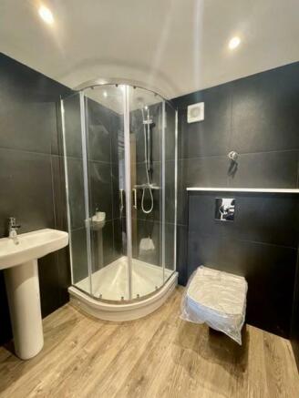en suite 2nd bed.jpg