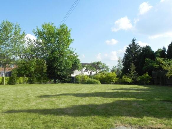 https://s3-eu-west-1.amazonaws.com/propertylab/allanmorris/property-images/standard/3742_Messuage House - Garden.JPG