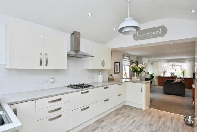 4 bed Detached for sale Image 7