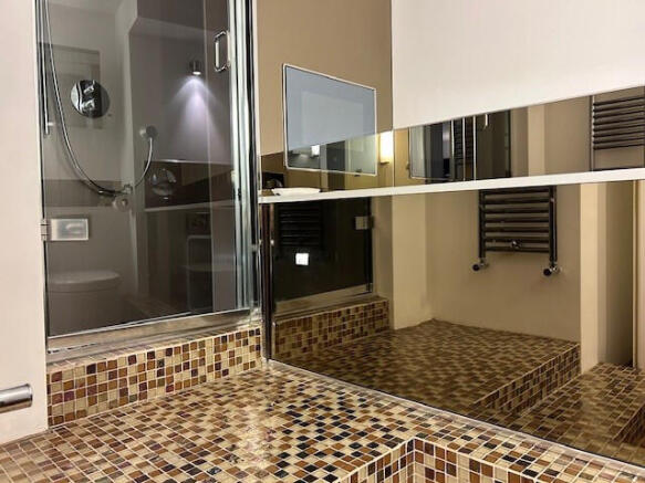 3 bed Apartment to rent Image 12