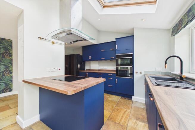 4 bed Detached for sale Image 8