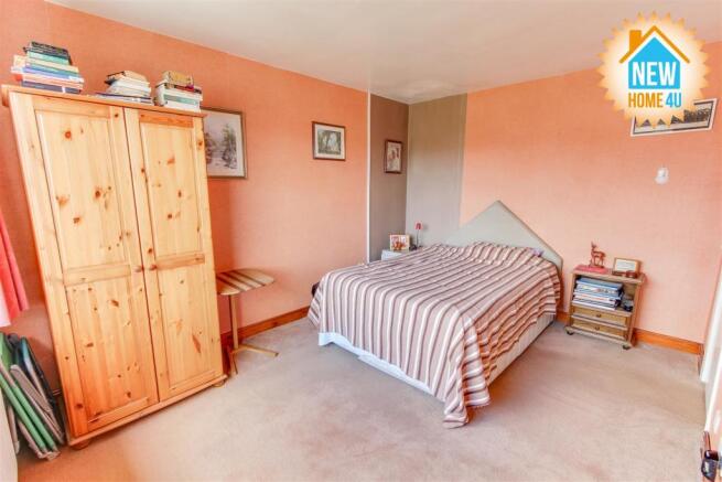 MAIN BEDROOM: