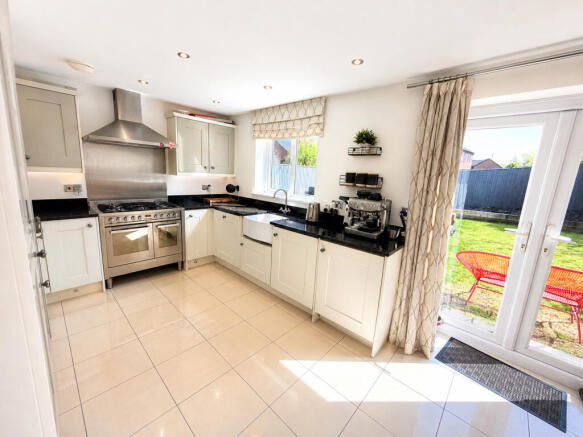 4 bed Detached for sale Image 6