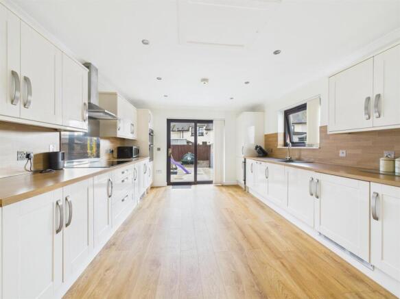 KITCHEN/DINING ROOM