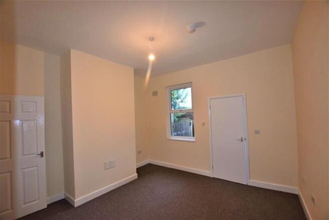 2 bed Terraced to rent Image 6