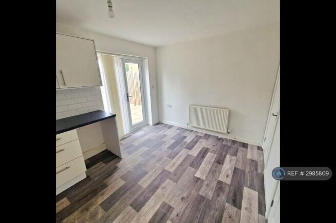 3 bed End of Terrace to rent Image 4