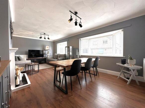 Generous Lounge/Diner 104