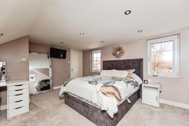 4 bed Semi-Detached for sale Image 12