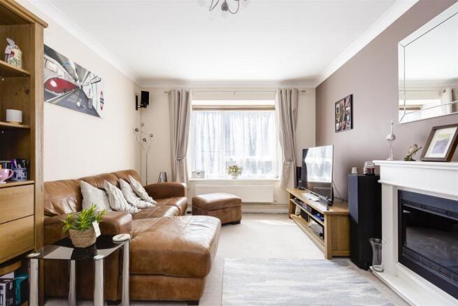 flat-Frobisher-Court-station-approach-cheam-106.jp