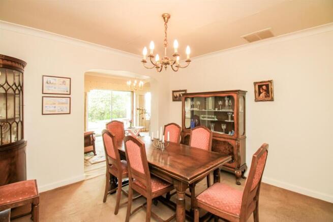 5 bed Detached for sale Image 9