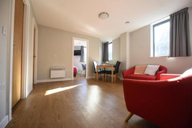 3 bed Apartment to rent Image 4