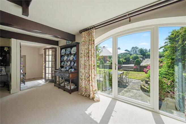 5 bed Detached for sale Image 8