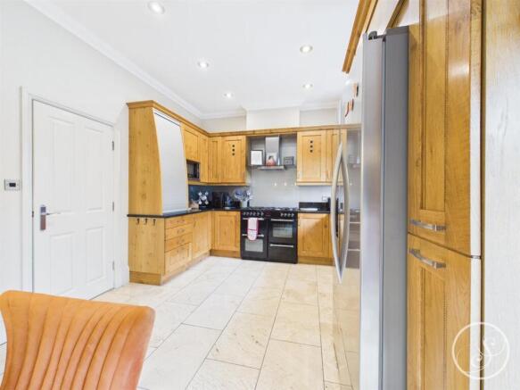 3 bed Apartment for sale Image 9