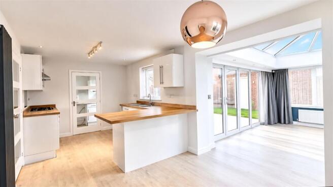 KITCHEN/DINING