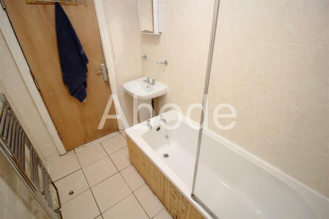 8 bed House to rent Image 6