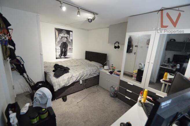6 bed Terraced to rent Image 8