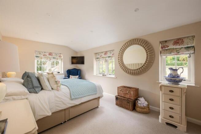 4 bed House for sale Image 12