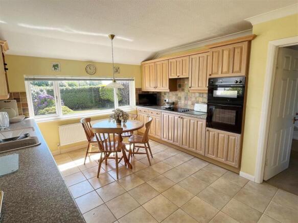 Kitchen 2.jpg